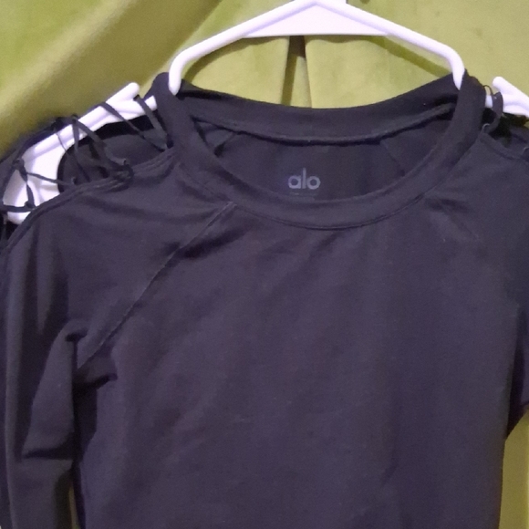 ALO Yoga Black Long Sleeve Crop Top - Picture 2 of 5